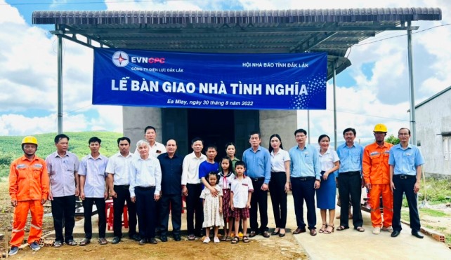 Bàn giao nhà tình nghĩa tại xã Ea H’Mlay, huyện M’Drắk